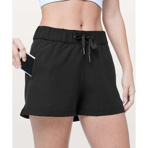 Lululemon • On The Fly Short *Woven *2.5" black drawstring pull-on travel
